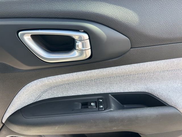 Used 2023 Jeep Compass Latitude image 32