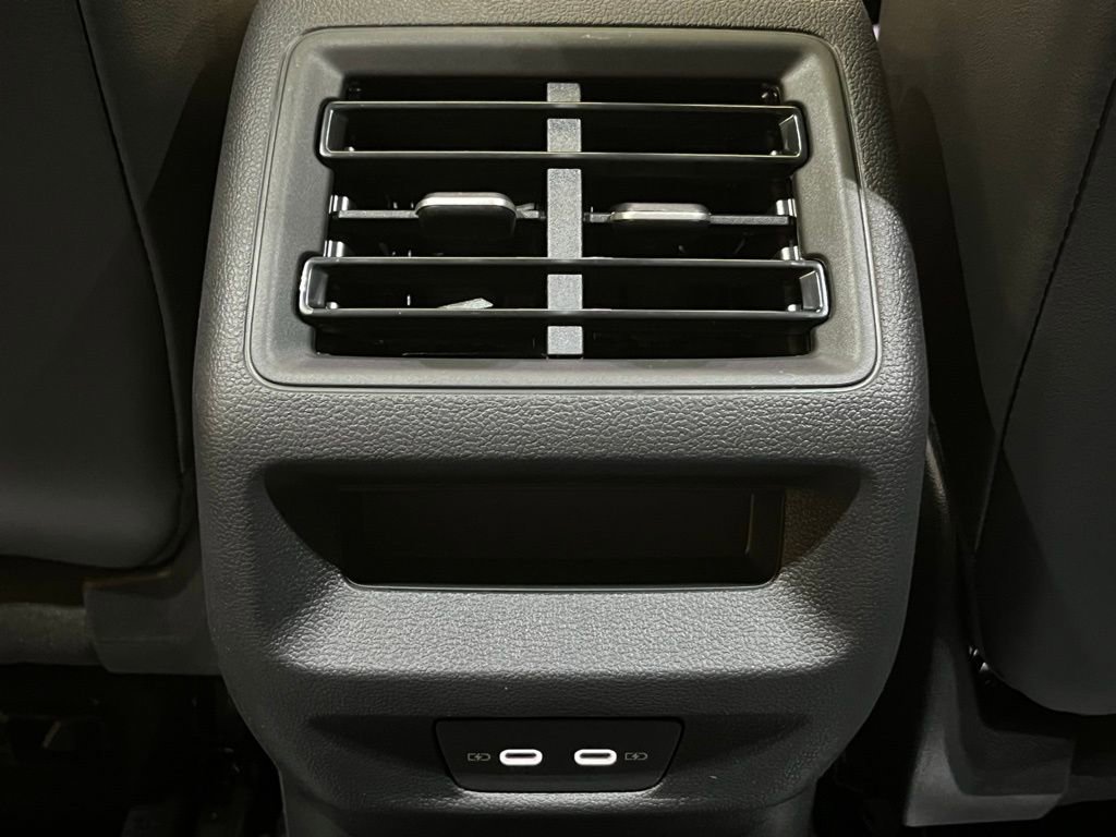 New 2025 Volkswagen Tiguan SE R-Line image 25