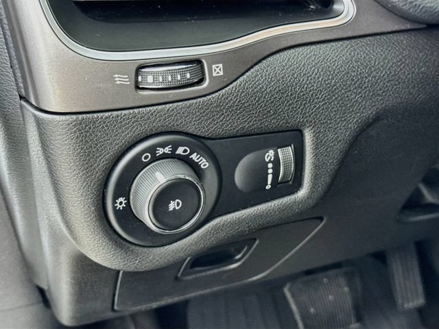 Used 2019 Jeep Cherokee Latitude w/ Popular Appearance Group FWD image 14