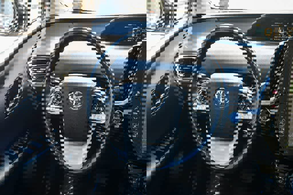 Used 2019 Toyota Prius Prime Advanced image 12