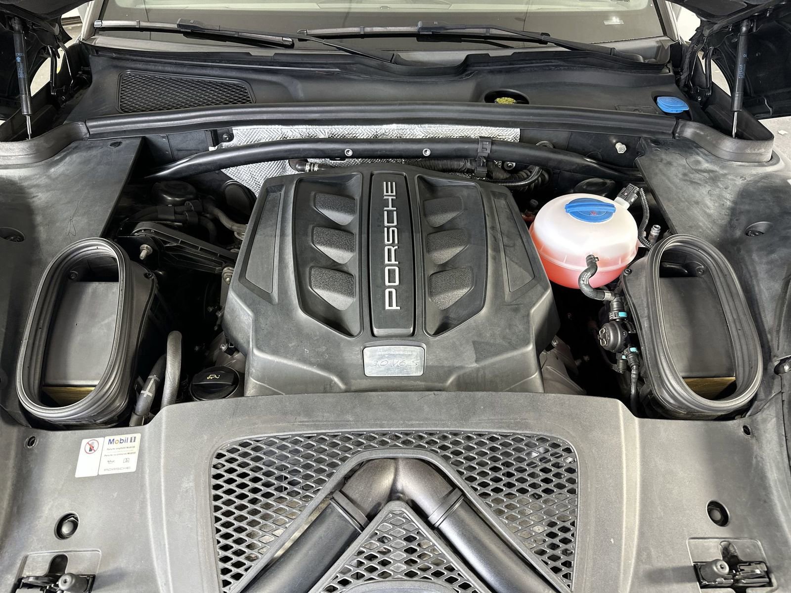 Used 2017 Porsche Macan S image 28