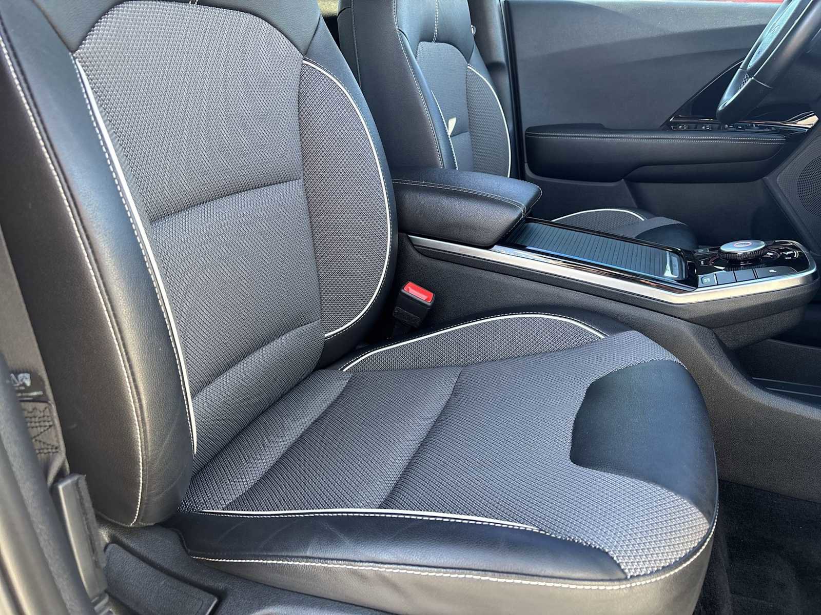 Used 2022 Kia Niro EX image 18