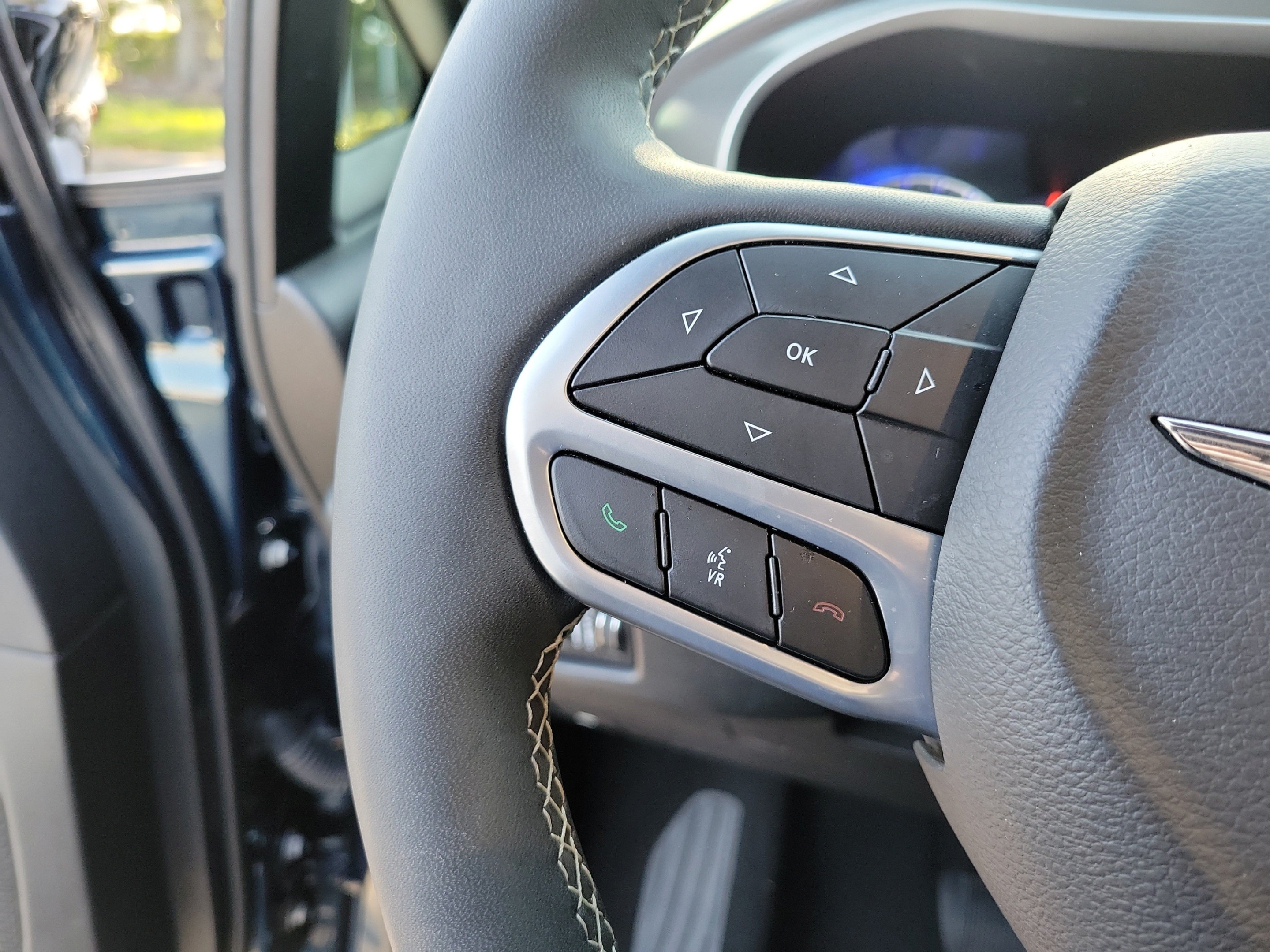 Used 2025 Chrysler Pacifica Select FWD image 28