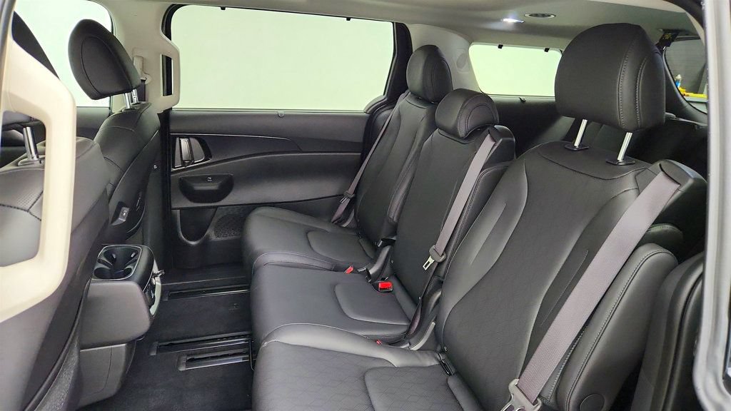 Used 2025 Kia Carnival SX w/ SX Dark Edition Package FWD image 17