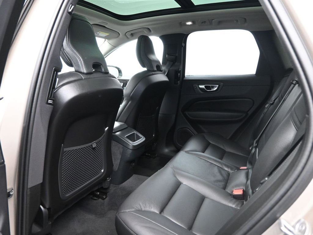 Used 2025 Volvo XC60 B5 Plus image 29