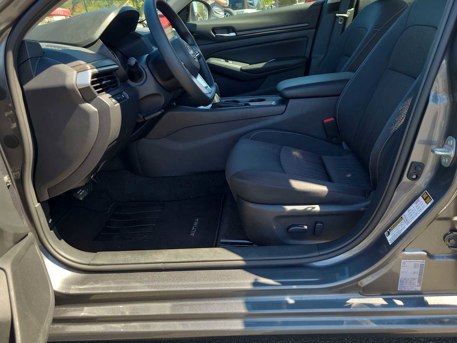 Used 2025 Nissan Altima 2.5 SV FWD image 19