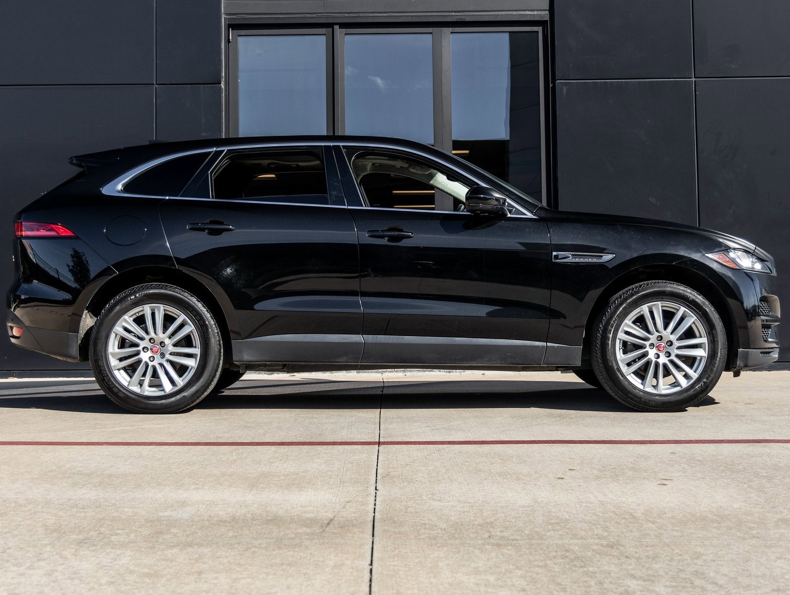 Used 2019 Jaguar F-PACE Prestige image 10