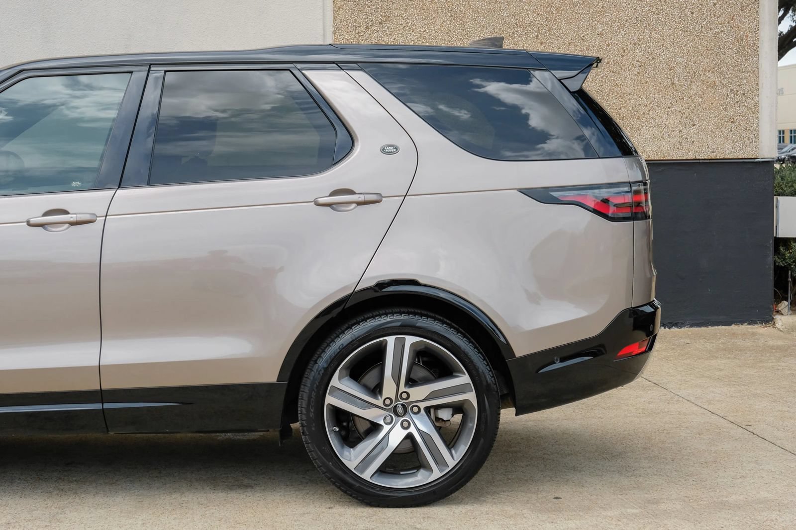 Used 2021 Land Rover Discovery HSE R-Dynamic AWD/4WD image 13