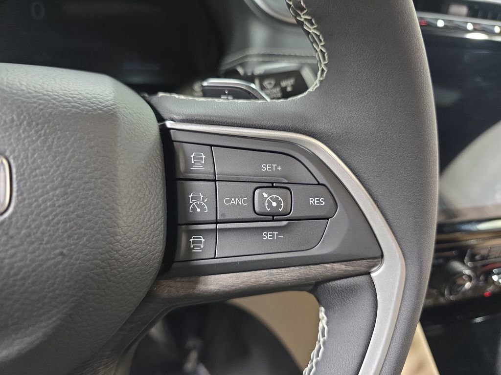 Used 2025 Jeep Grand Cherokee Limited w/ Luxury Tech Group II AWD/4WD image 18