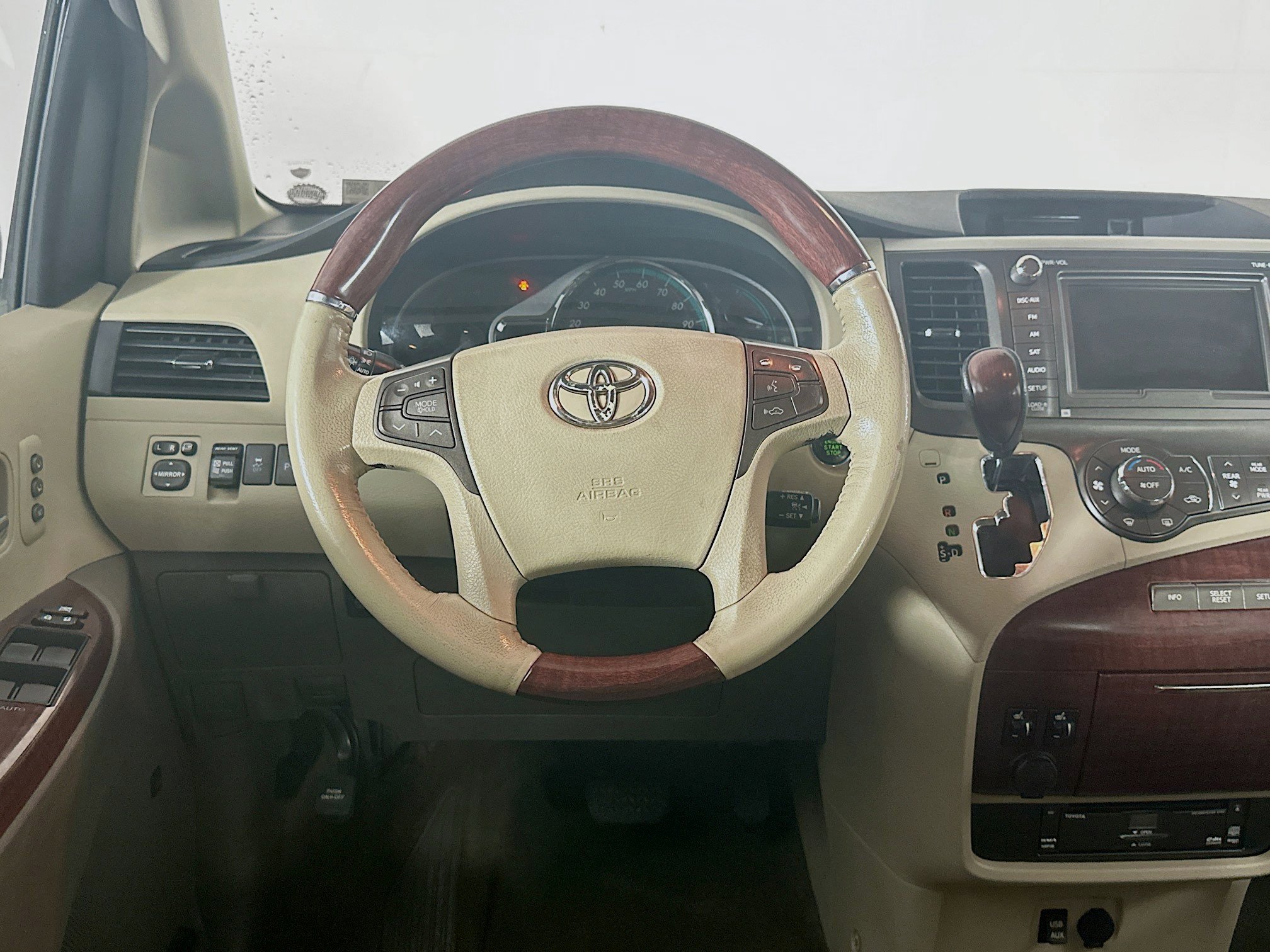 Used 2011 Toyota Sienna Limited w/ Premium Pkg FWD image 17