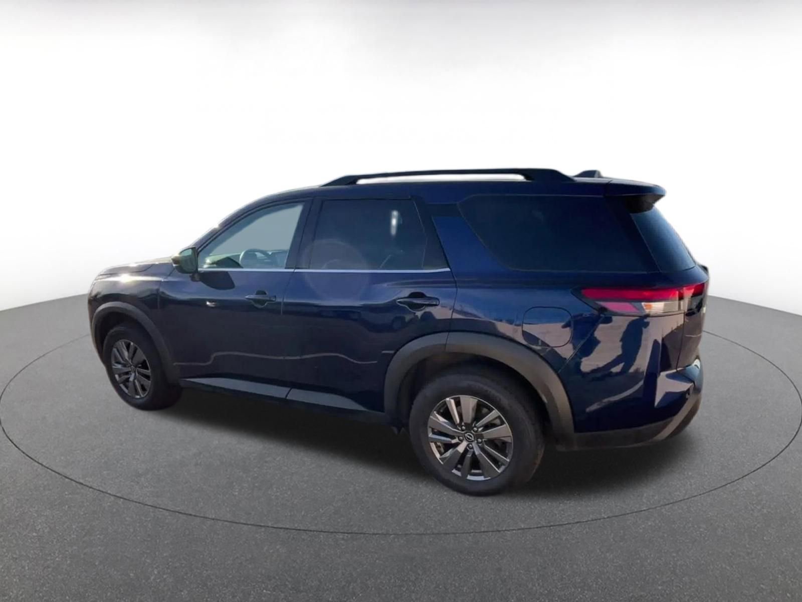 Used 2025 Nissan Pathfinder SV FWD image 9