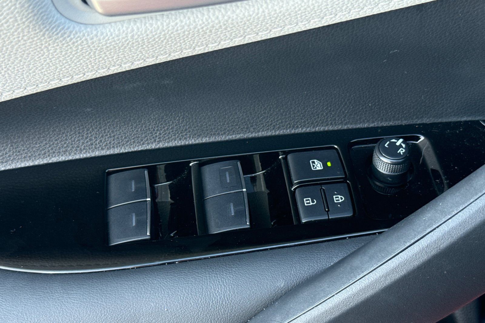 Used 2025 Toyota Corolla SE image 12