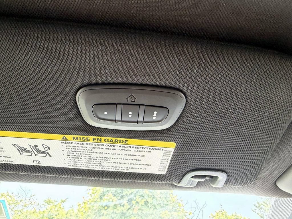 Used 2025 Chrysler Pacifica Limited FWD image 30