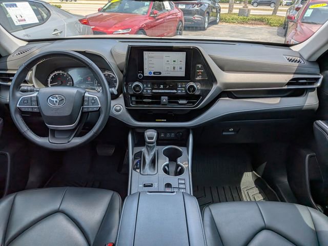 Used 2023 Toyota Highlander XLE image 16