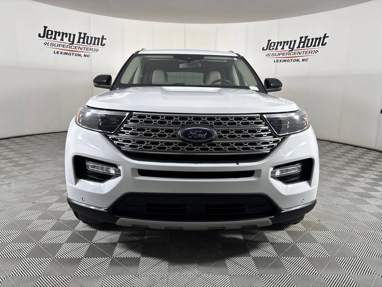 Used 2022 Ford Explorer Limited w/ Equipment Group 301A RWD image 2