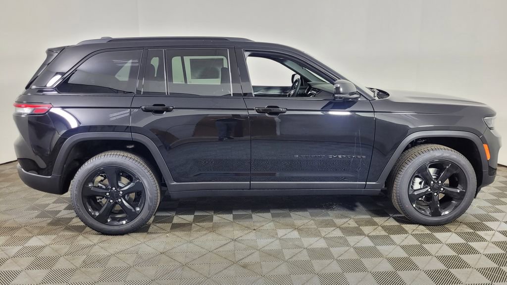 New 2025 Jeep Grand Cherokee Limited w/ Black Appearance Package image 9
