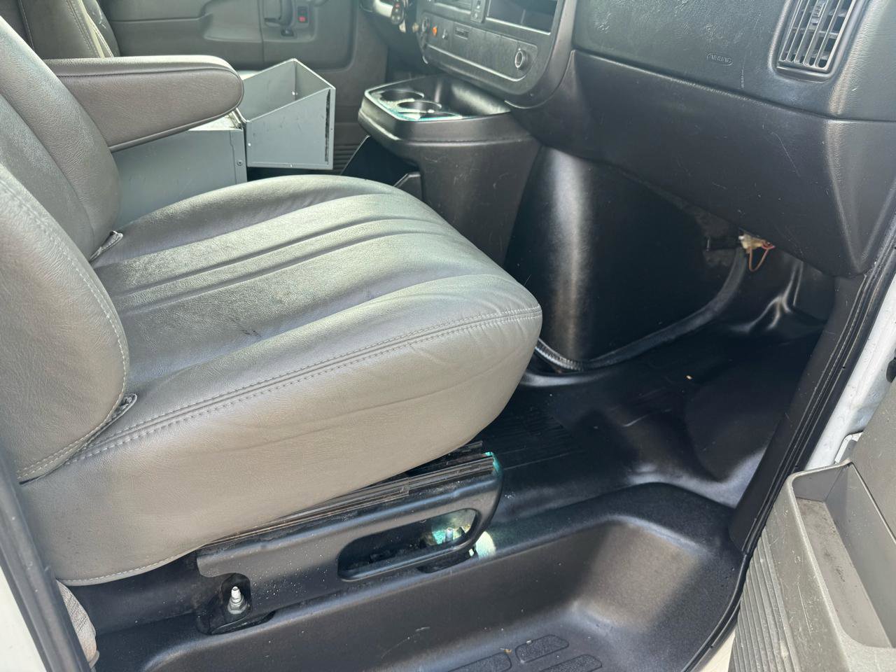 Used 2011 Chevrolet Express 1500 RWD image 21