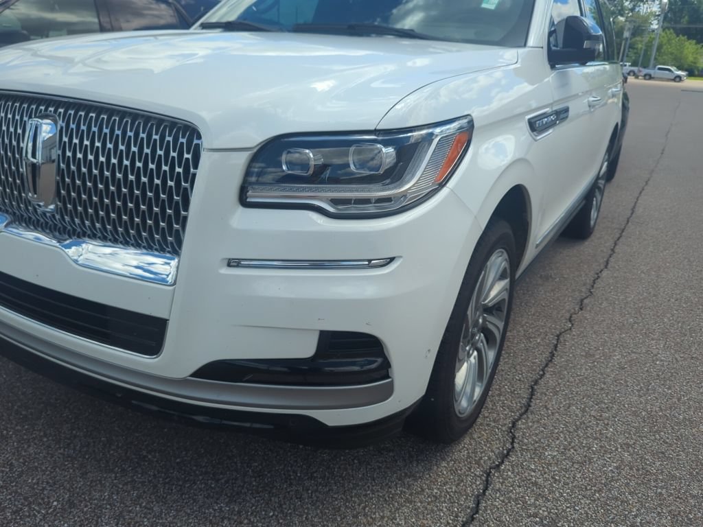Used 2024 Lincoln Navigator Reserve AWD/4WD image 2