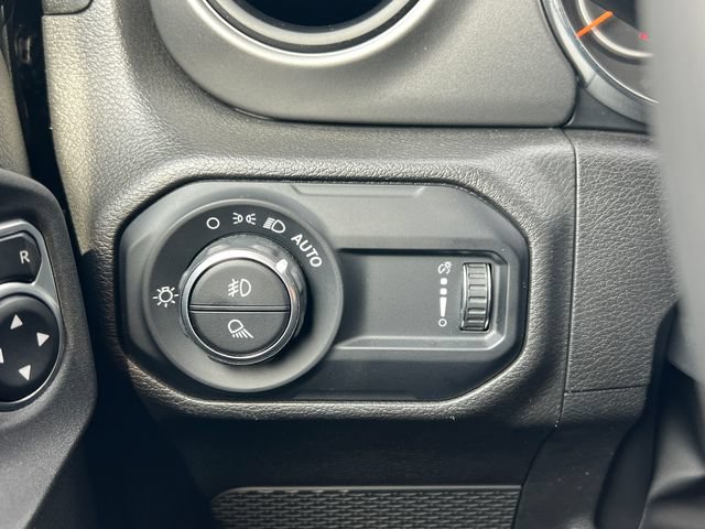 Used 2023 Jeep Gladiator Sport AWD/4WD image 18