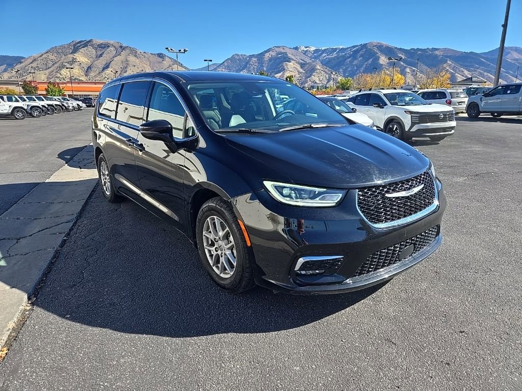 Used 2024 Chrysler Pacifica Touring-L image 3