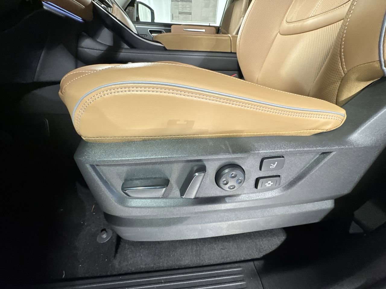 New 2025 INFINITI QX80 Sensory image 14