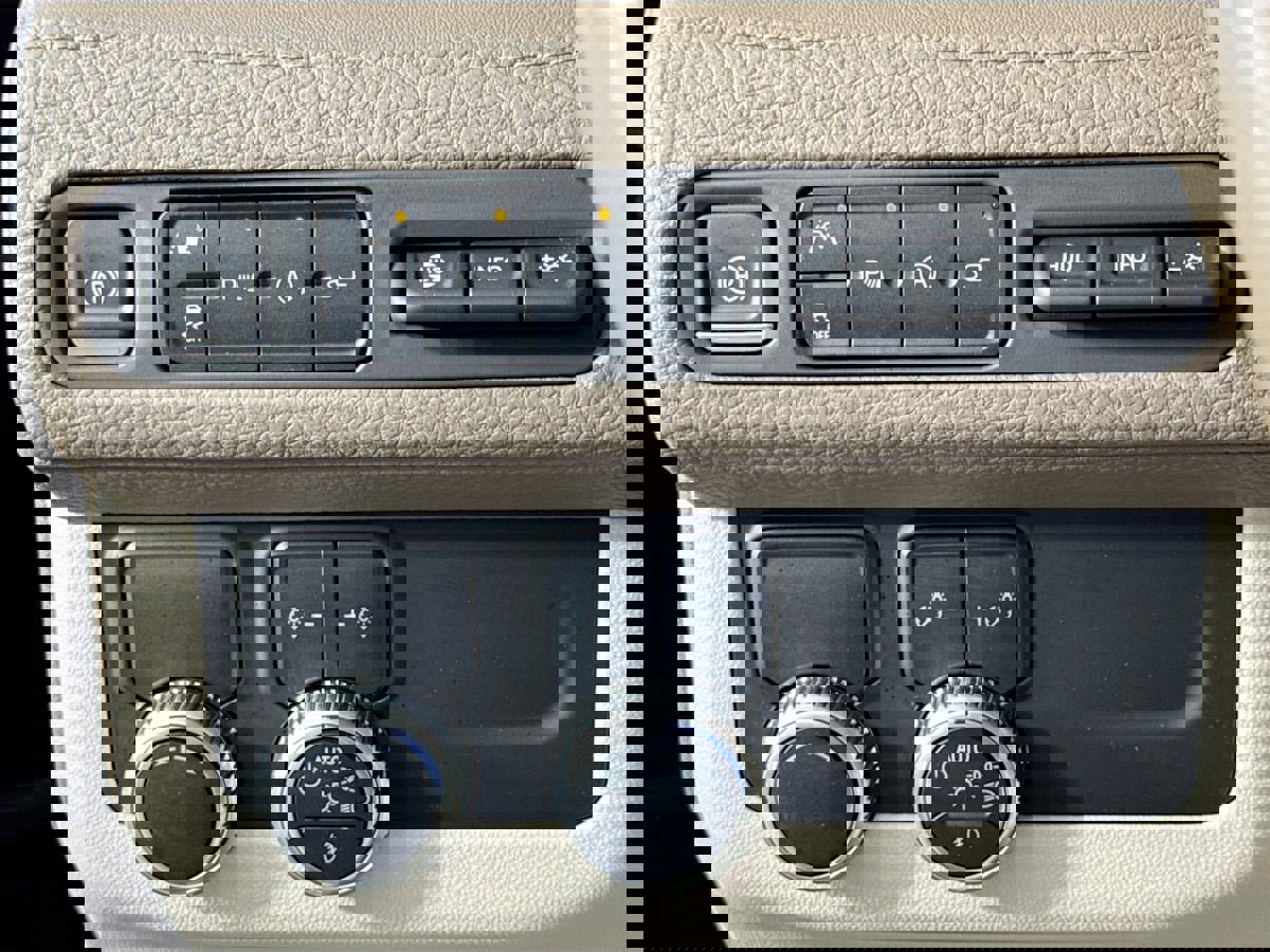 Used 2021 GMC Yukon Denali w/ Denali Premium Package image 11