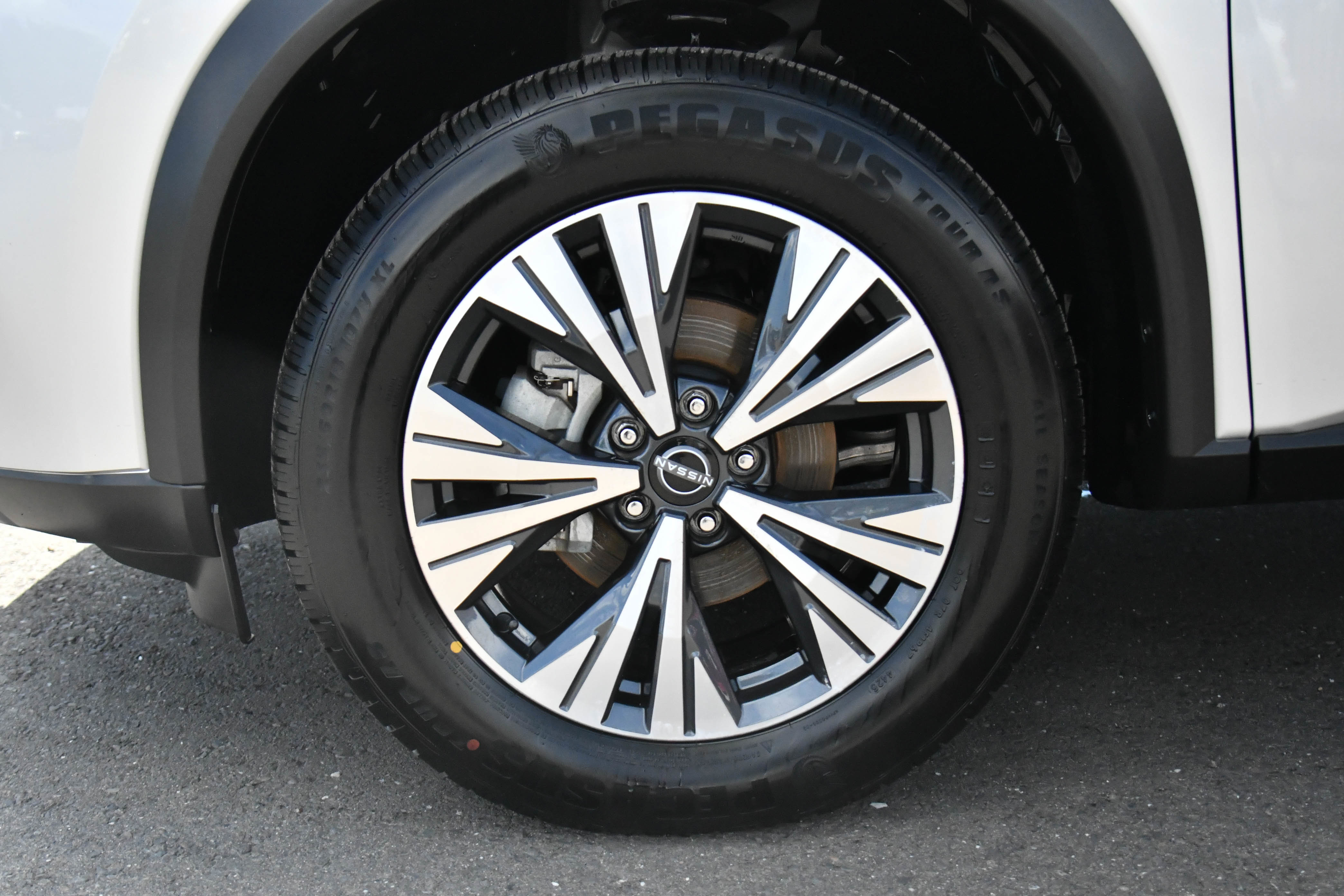 Used 2022 Nissan Rogue SV AWD/4WD image 12