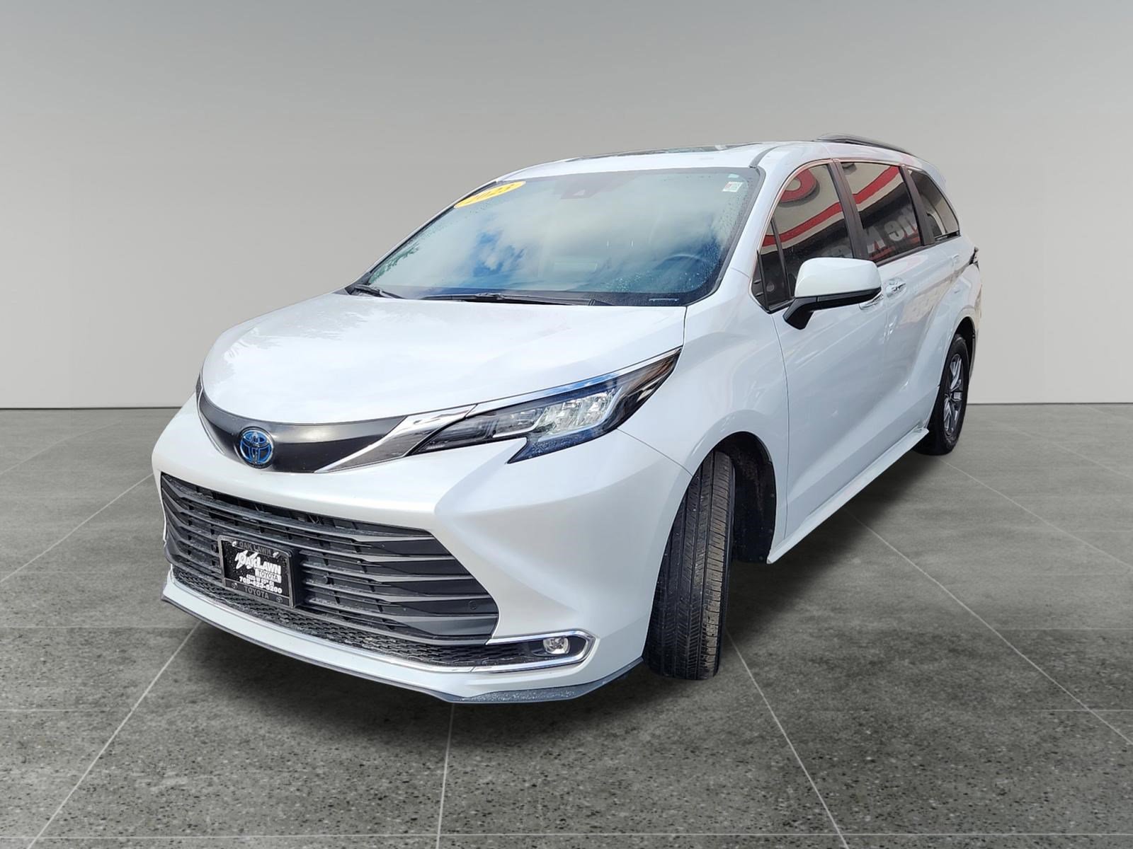 Certified 2023 Toyota Sienna XLE image 3