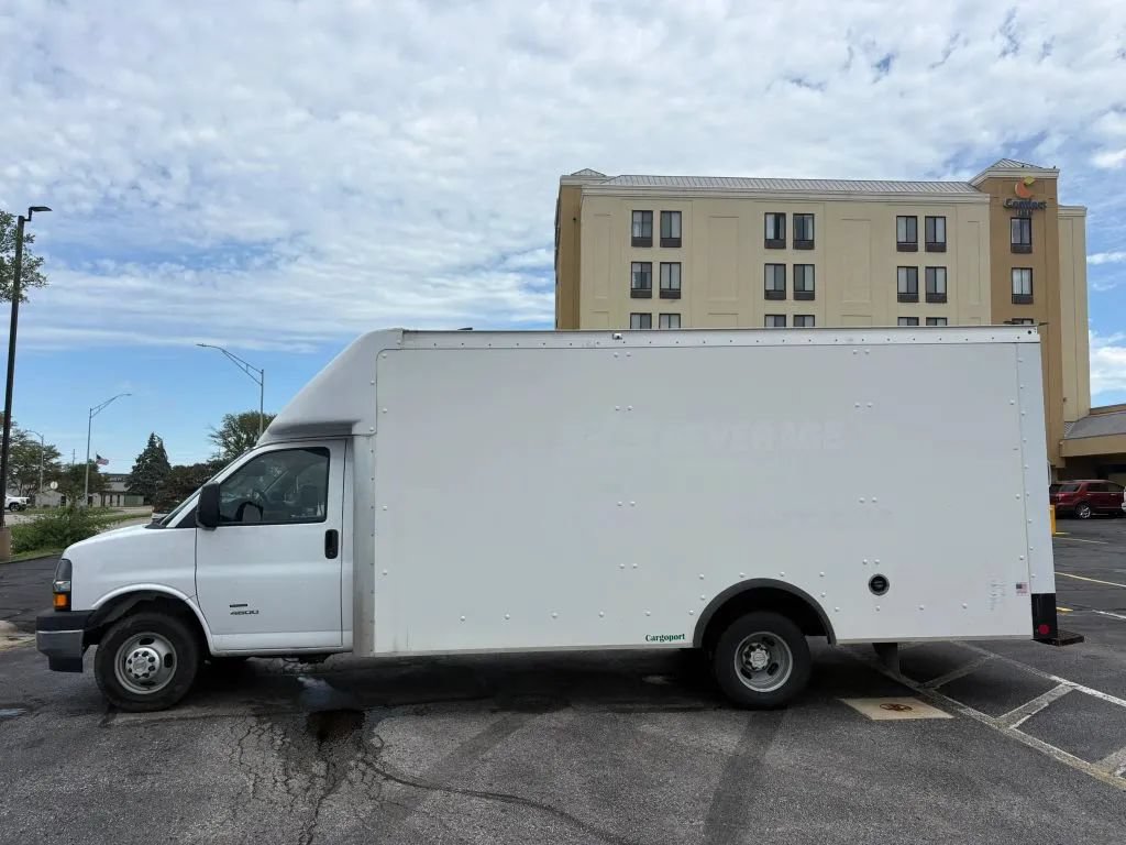 Used 2022 Chevrolet Express 4500 w/ Power Convenience Package RWD image 2