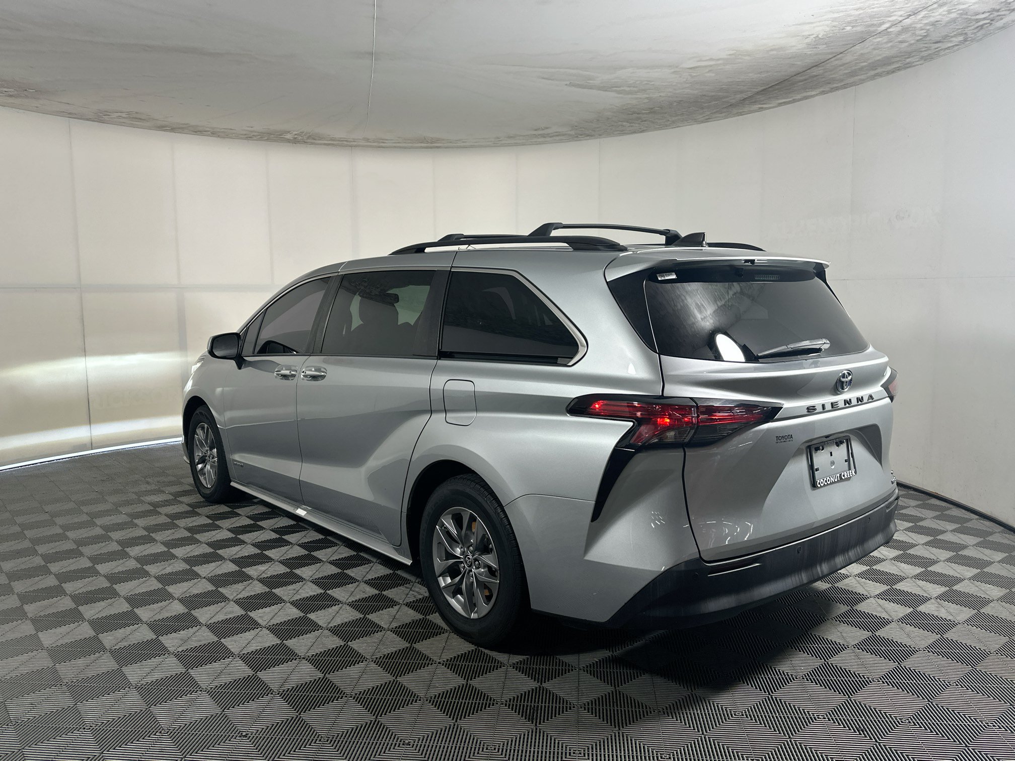 Used 2021 Toyota Sienna XLE FWD image 5