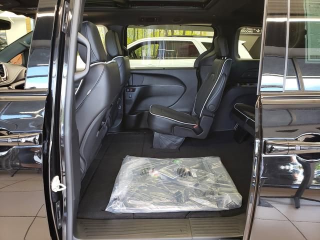 New 2026 Chrysler Pacifica Limited w/ S Appearance Package image 6