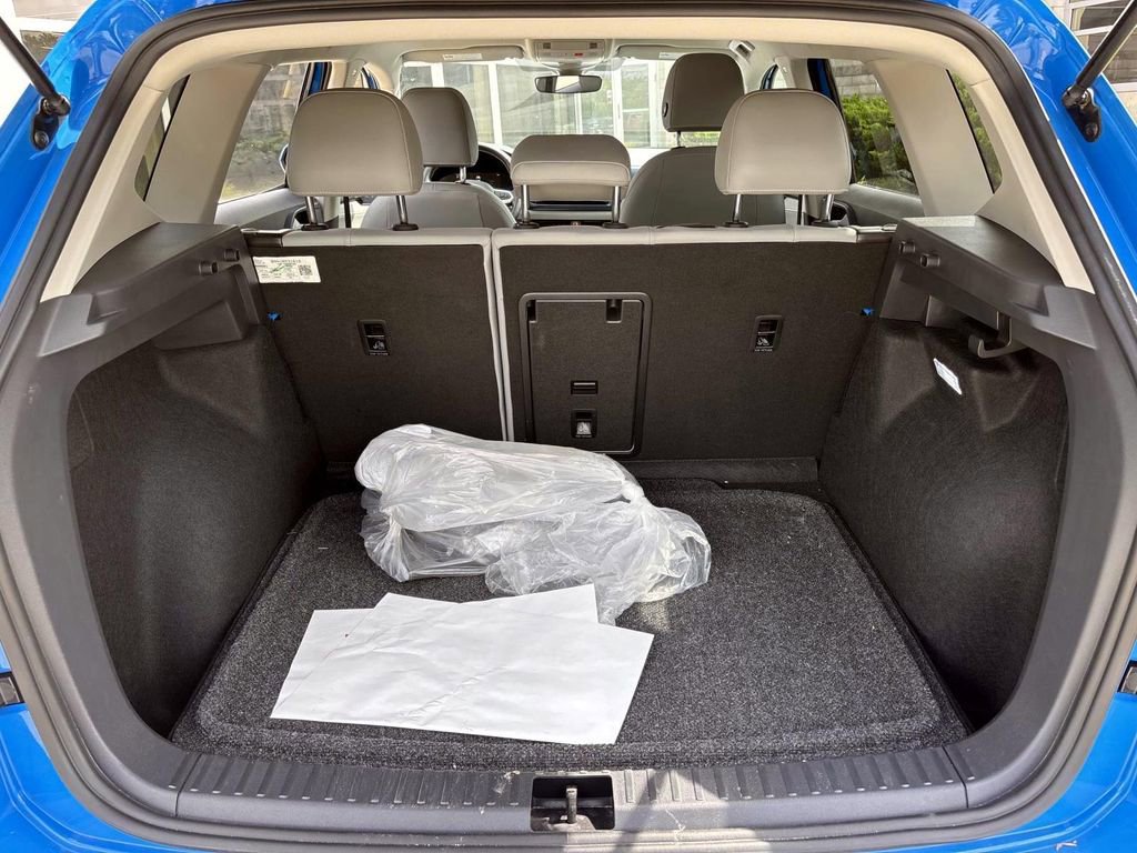 Used 2024 Volkswagen Taos SE image 9