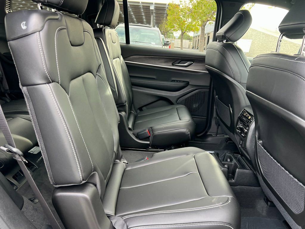 New 2025 Jeep Grand Cherokee L Limited w/ Black Appearance Package image 15