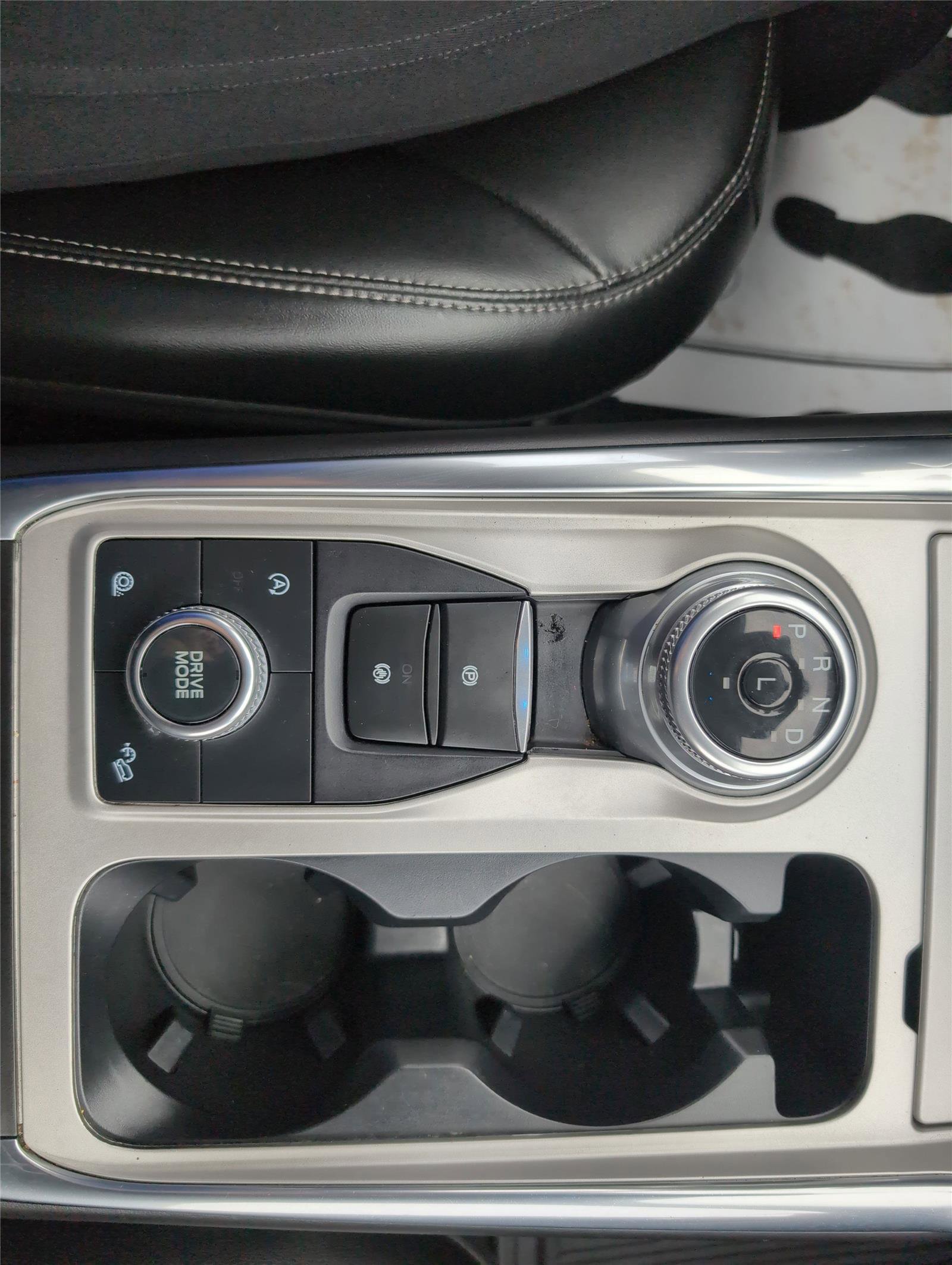 Used 2024 Ford Explorer XLT w/ Equipment Group 202A AWD/4WD image 31