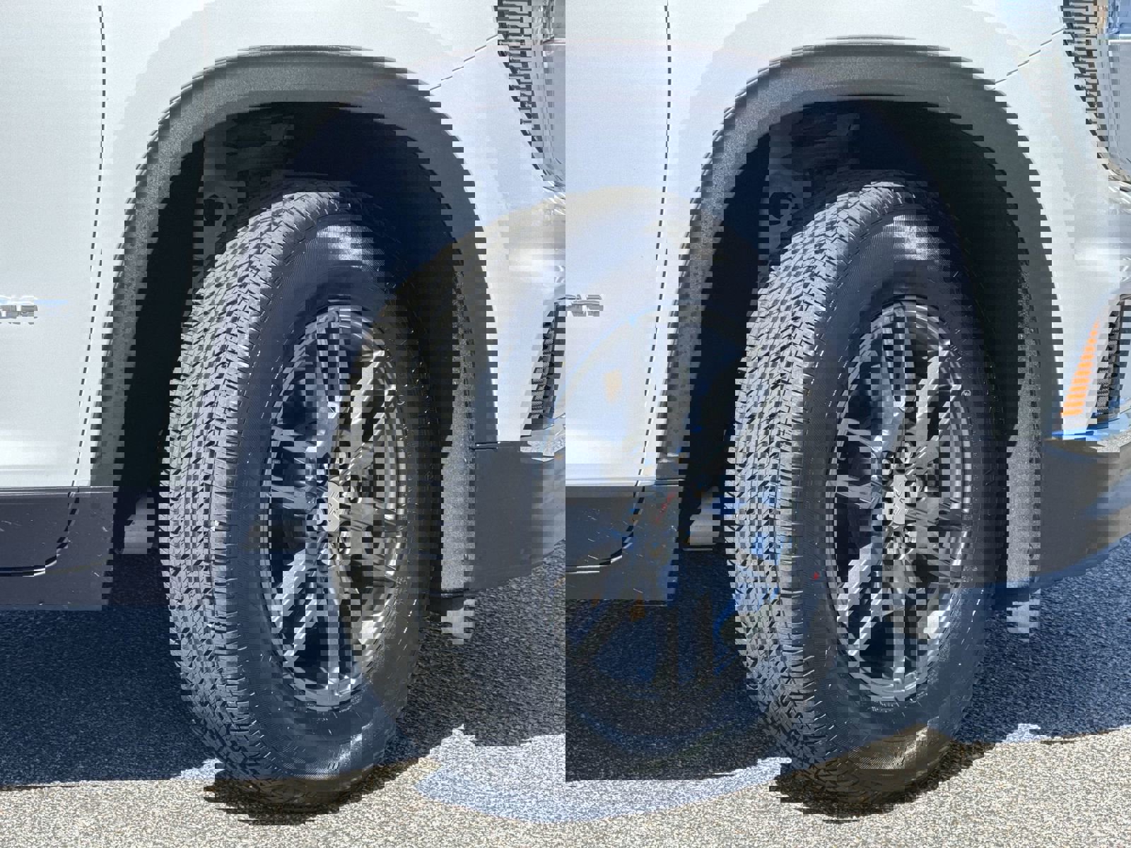 Used 2025 GMC Acadia Elevation image 12