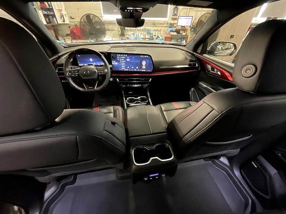 Used 2025 Chevrolet Traverse RS w/ LPO, Floor Liner Package image 3