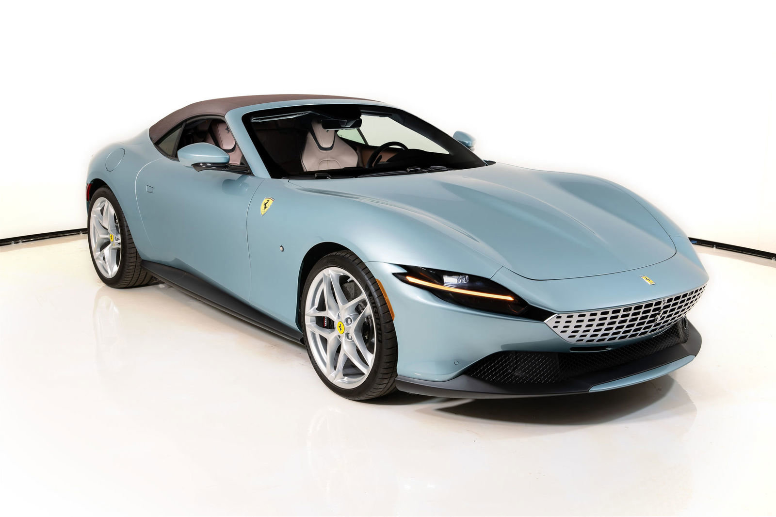 Certified 2025 Ferrari Roma Spider RWD image 18