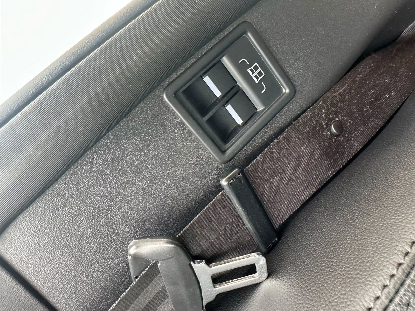 Used 2018 Land Rover Discovery HSE image 46