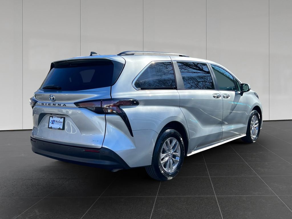Used 2025 Toyota Sienna XLE FWD image 5