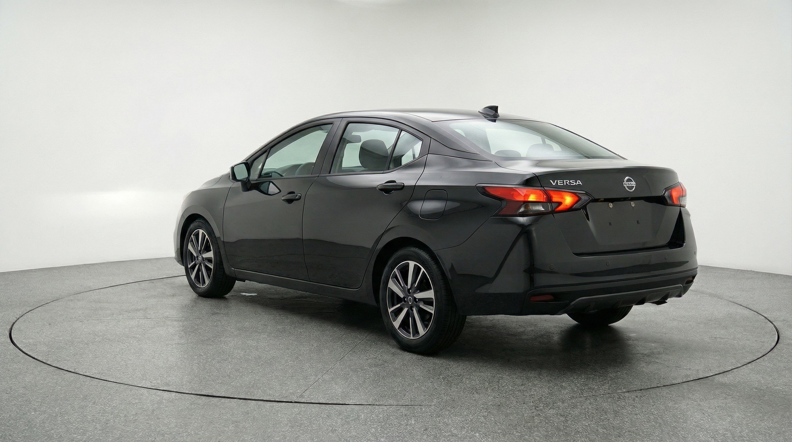 Used 2025 Nissan Versa SV image 6