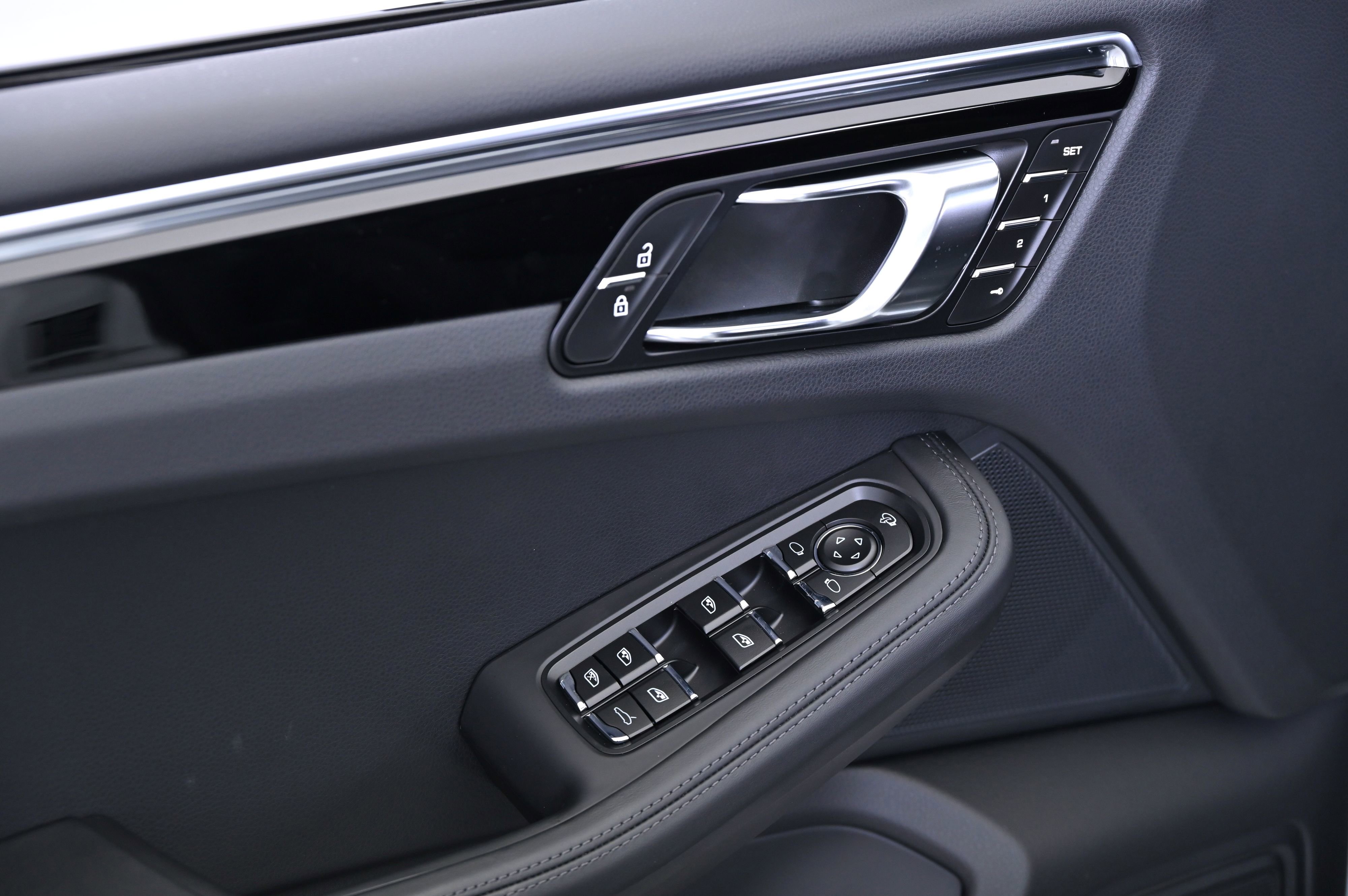 Certified 2025 Porsche Macan image 35