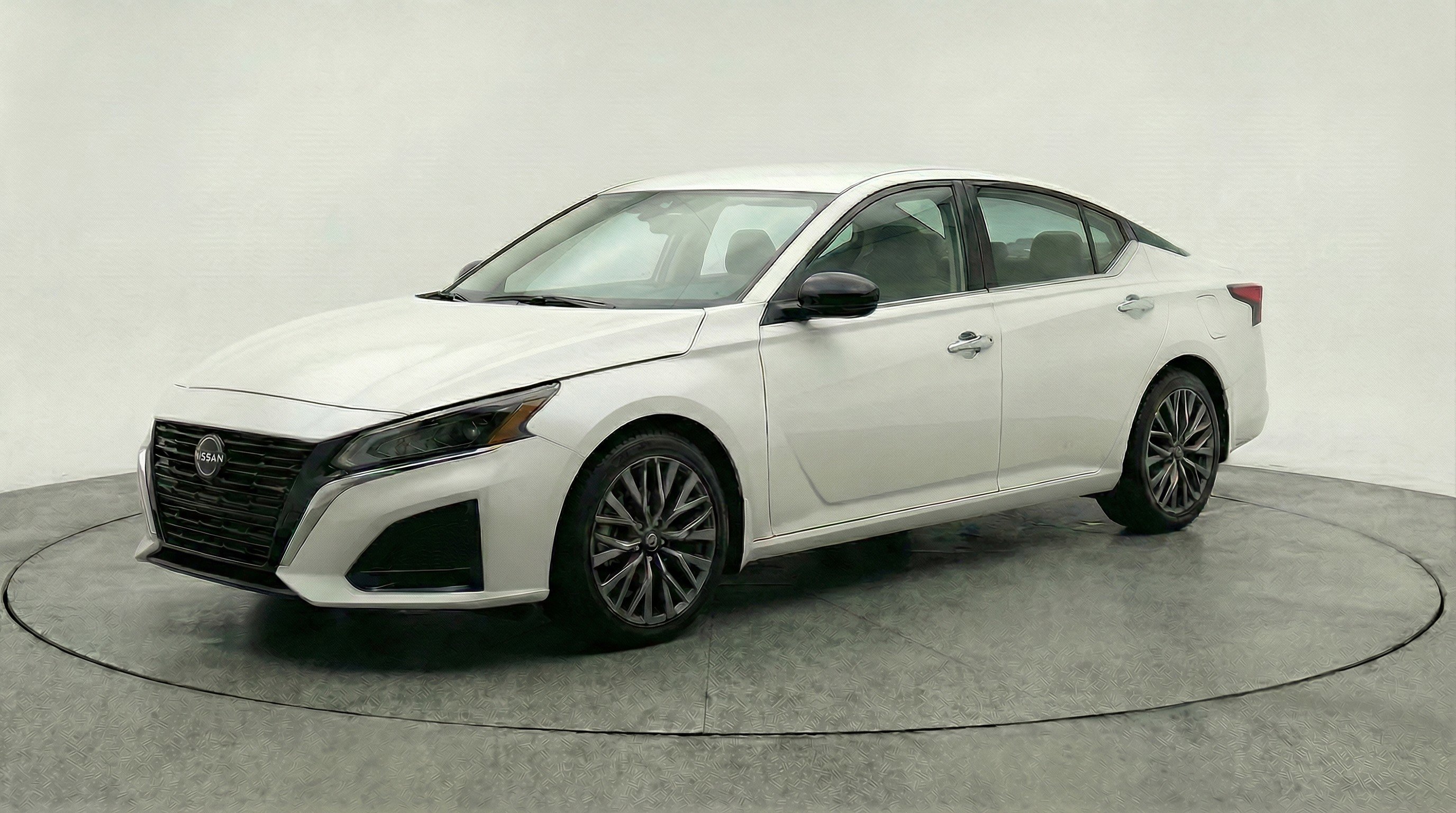 Used 2025 Nissan Altima 2.5 SV image 3