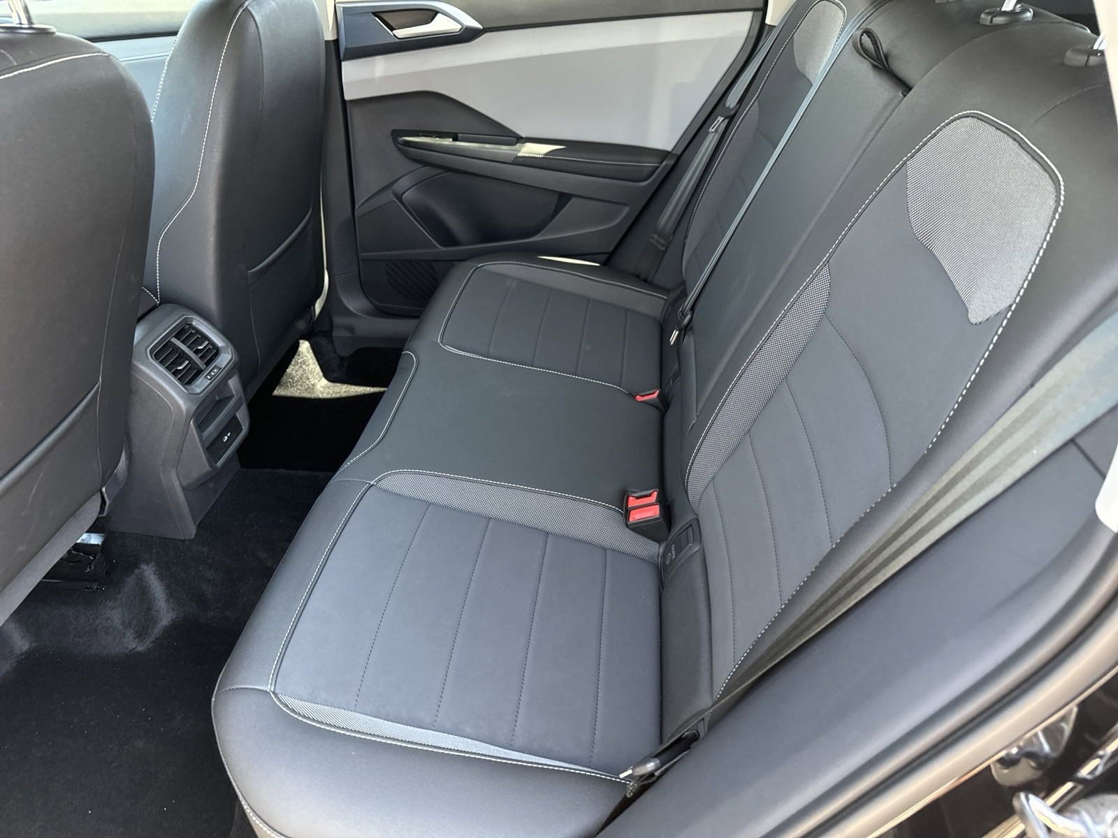 Used 2024 Volkswagen Taos SE image 6