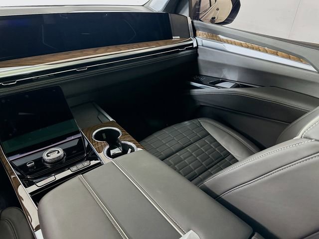 Certified 2025 Cadillac Escalade Sport Platinum w/ LPO, Floor Liner Package AWD/4WD image 24