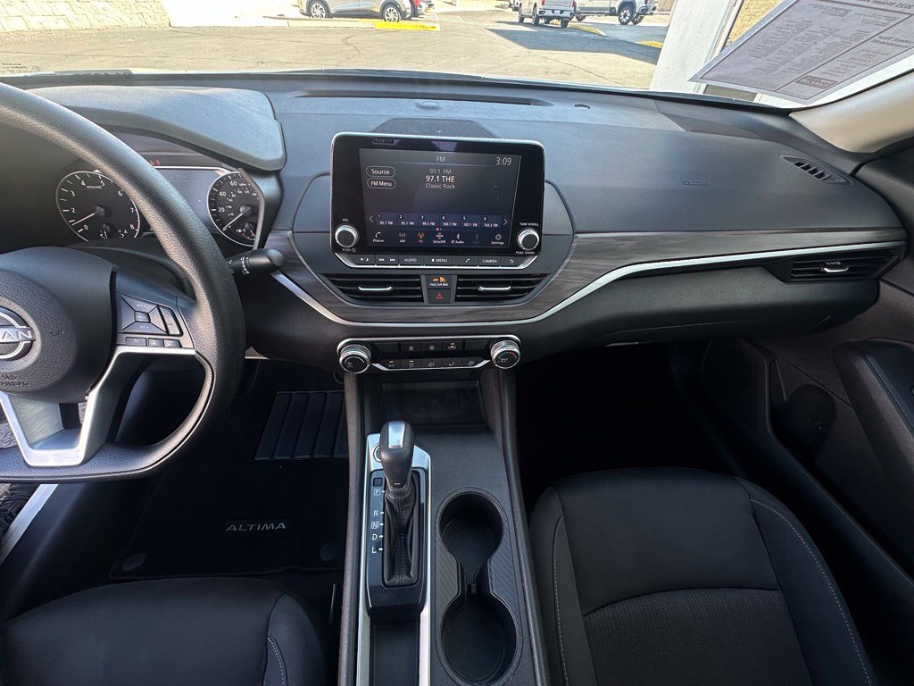 Used 2025 Nissan Altima 2.5 SV FWD image 19