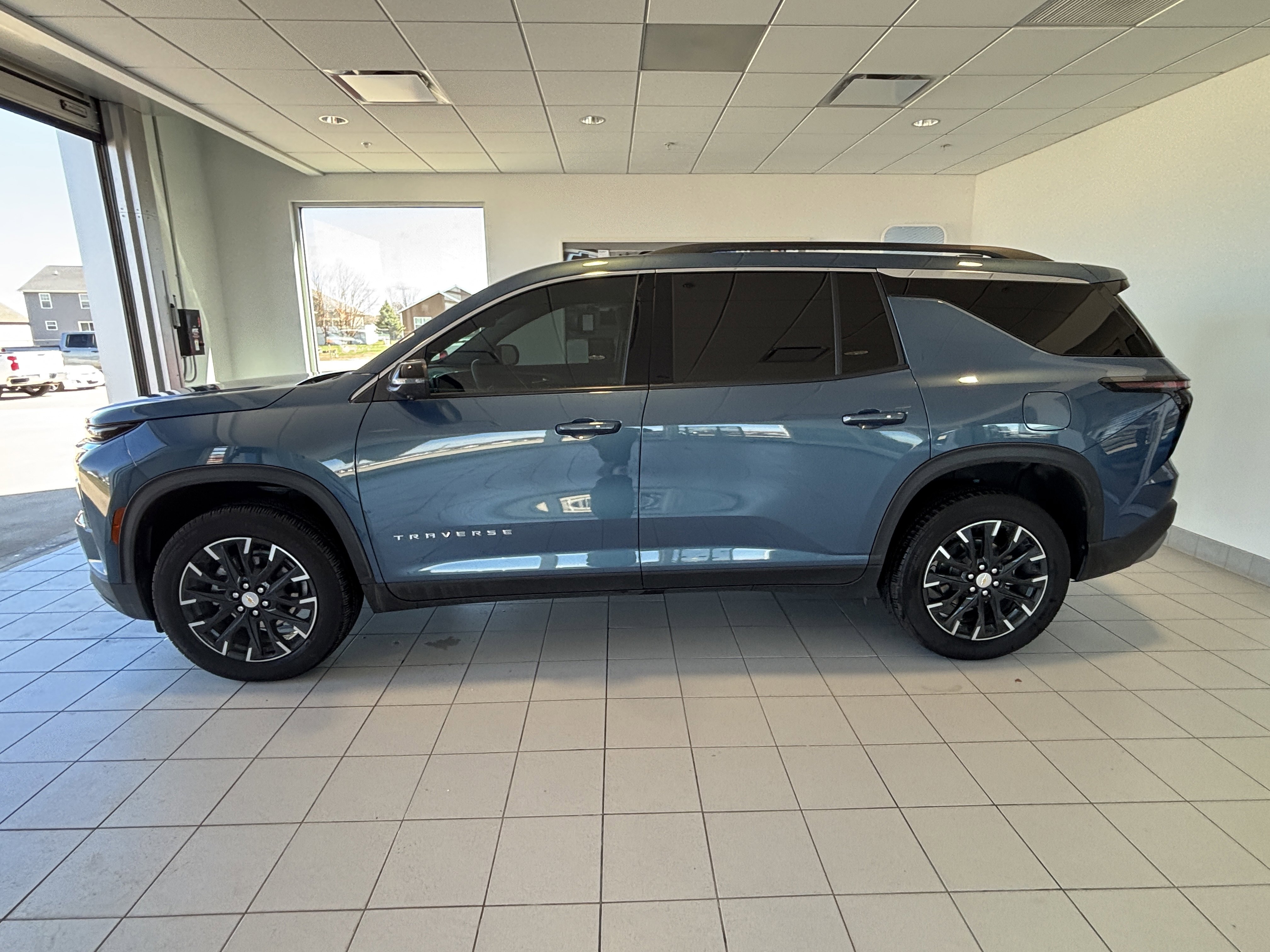 Used 2025 Chevrolet Traverse LT w/ Sun and Wheel Package image 2
