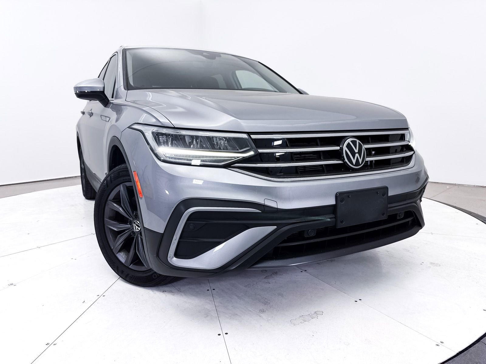 Used 2022 Volkswagen Tiguan SE w/ Panoramic Sunroof Package image 6