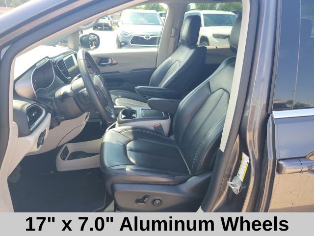Used 2023 Chrysler Pacifica Touring-L FWD image 13