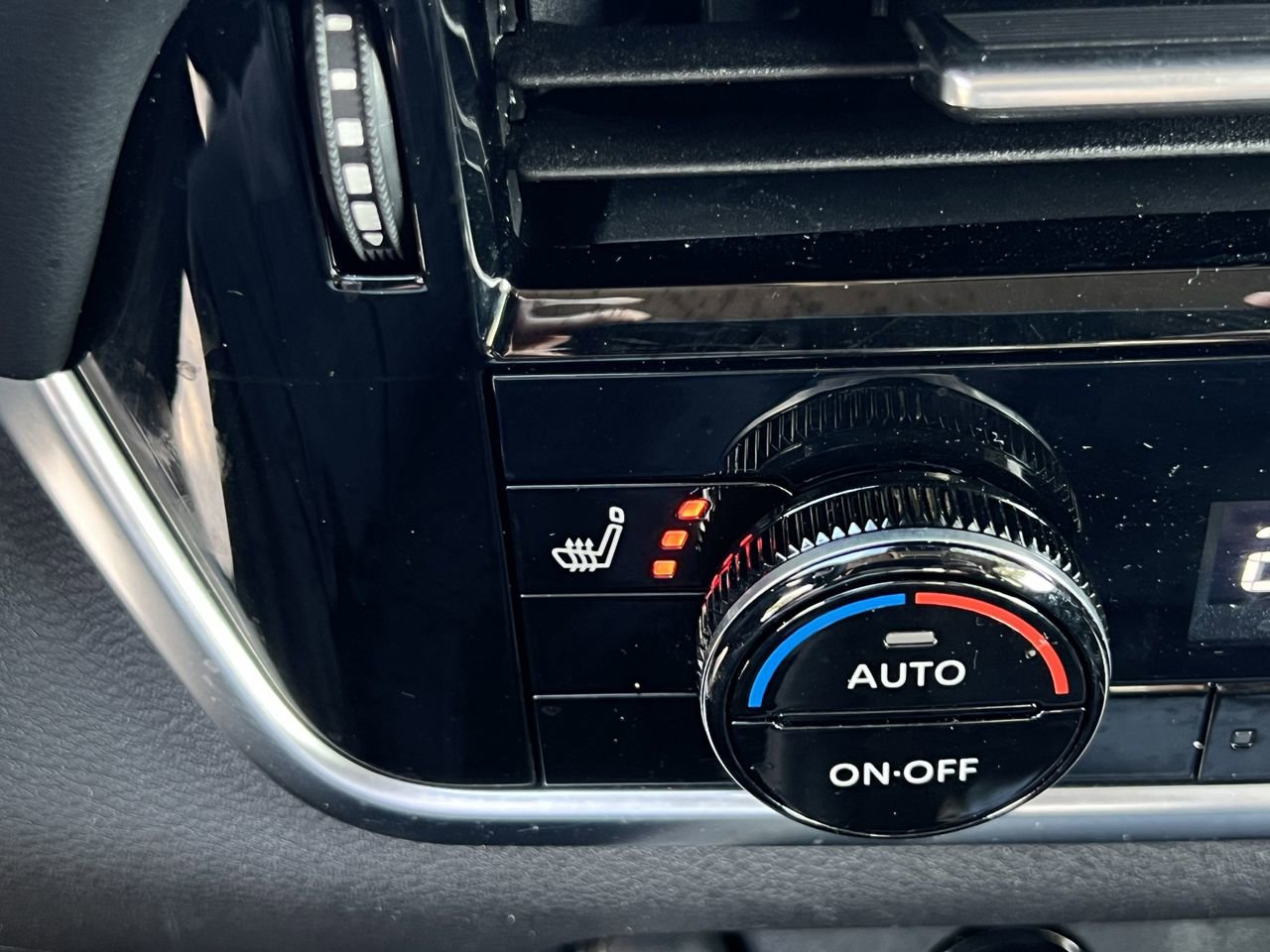 Certified 2025 Nissan Rogue Platinum image 19