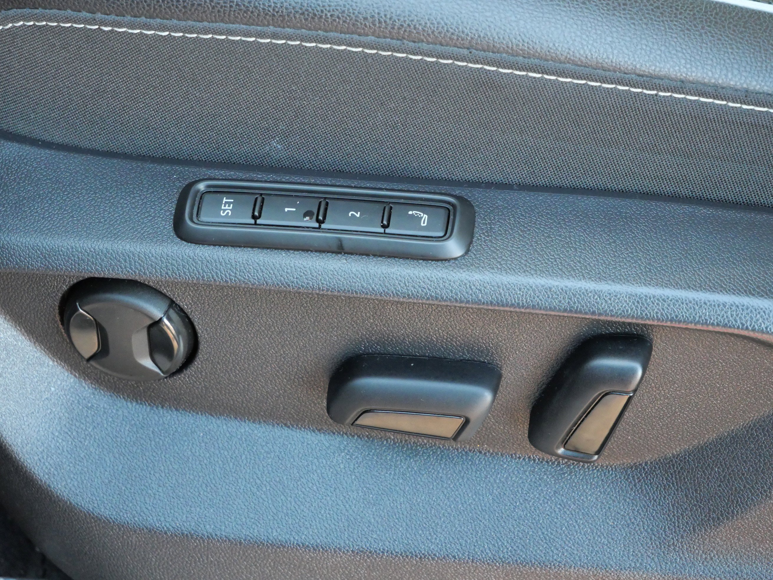 Certified 2025 Volkswagen Atlas SEL Premium R-Line image 20